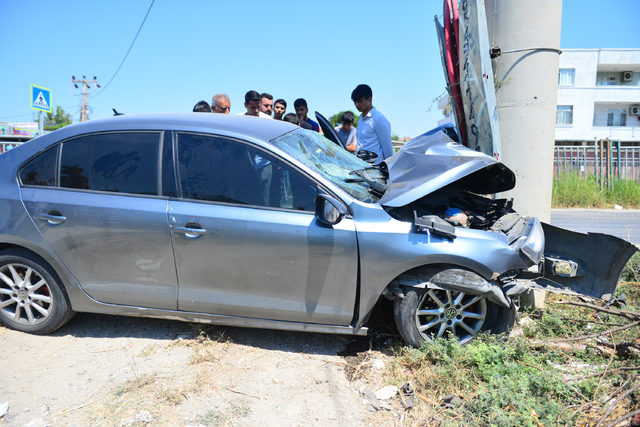 Otomobil elektrik direğine çarptı: 1 ölü, 2 yaralı