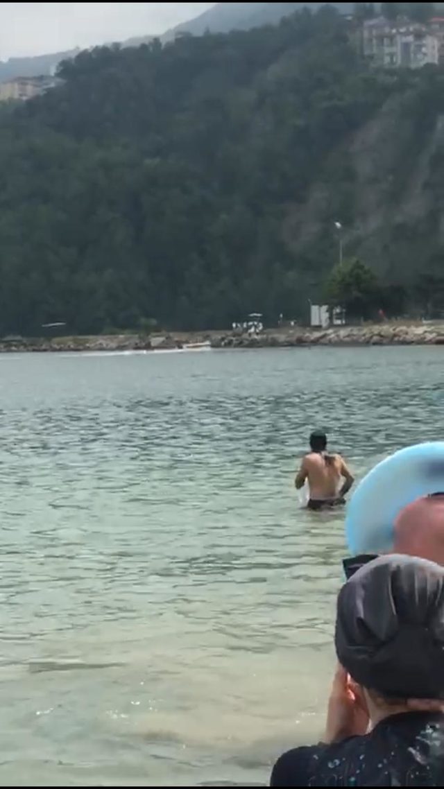 Amasra'da sürat teknesi askeri limana çarptı