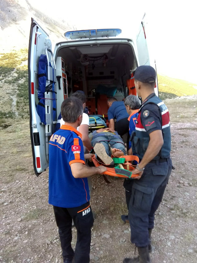 Düştüğü kayalıklarda mahsur kalan genç kız kurtarıldı
