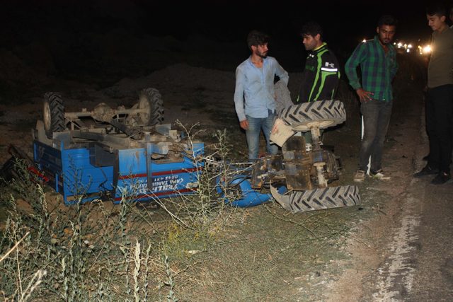 Otomobil tarım aracına çarptı: 2 yaralı