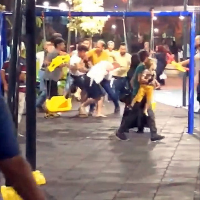 Parkta kavga eden kadınları eşleri ayırmakta güçlük çekti