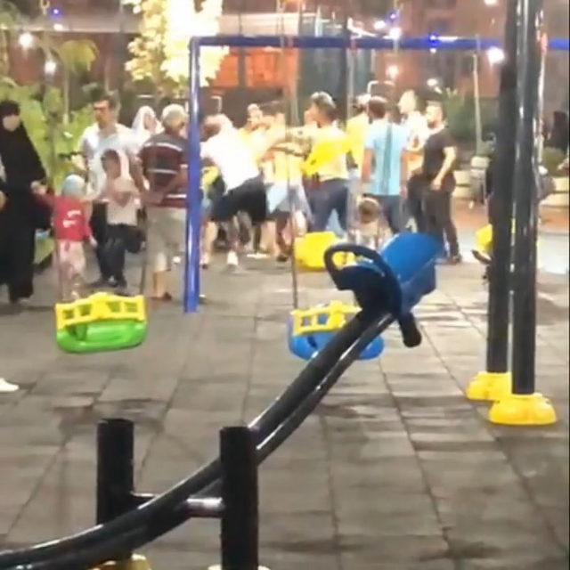 Parkta kavga eden kadınları eşleri ayırmakta güçlük çekti