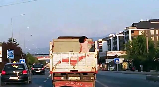 Kamyon kasasında tehlikeli yolculuk