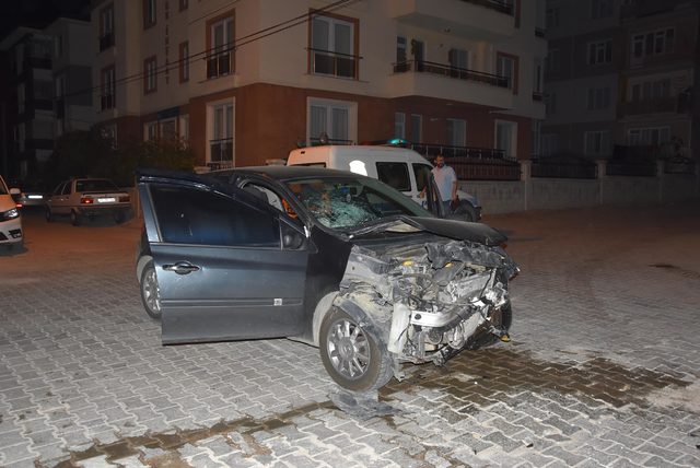 Plakası kapatılan otomobille kaçan hırsızlık şüphelisi kaza yapınca yakalandı