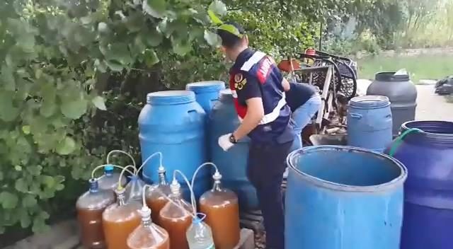 Evde ürettiği 760 litre sahte içkiyle yakalandı