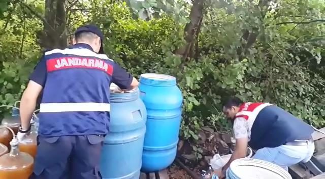 Evde ürettiği 760 litre sahte içkiyle yakalandı