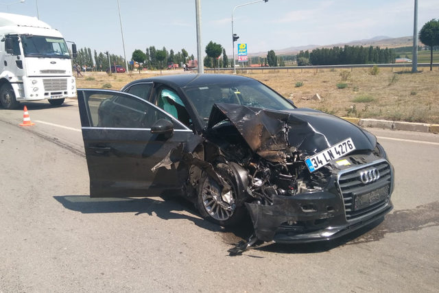 Otomobil ile çarpışan traktör ikiye bölündü: 3 yaralı