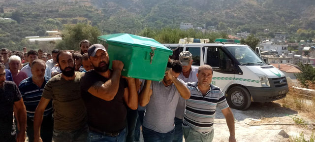 Su dinamosunu tamir ederken elektrik akımına kapılarak öldü
