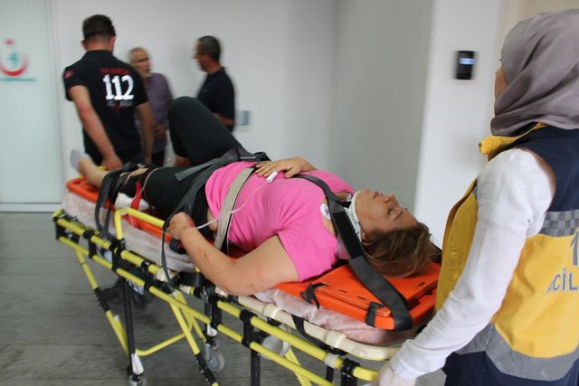 Otomobil, TIR'a çarptı: aynı aileden 5 kişi yaralandı