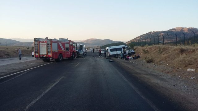 Mola için duran minibüse otomobil çarptı: 1 ölü, 10 yaralı