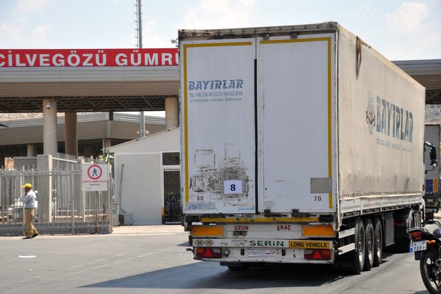 BM'den İdlib'e 35 TIR insani yardım