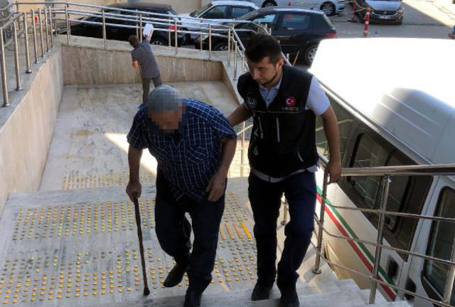 Uyuşturucu ticareti şüphelisi bastonla adliyeye geldi