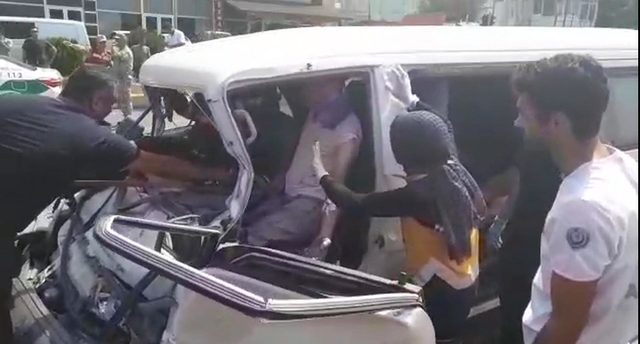 Minibüs, TIR'ın altına girdi; sürücü yaralı