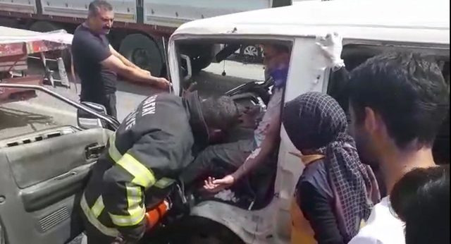 Minibüs, TIR'ın altına girdi; sürücü yaralı