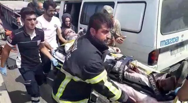 Minibüs, TIR'ın altına girdi; sürücü yaralı