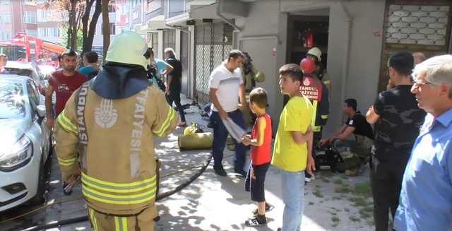 Bayrampaşa'da yangın; dumandan mahsur kalanları itfaiye kurtardı