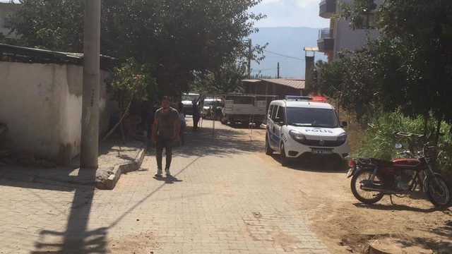 Ahırda kendini astı