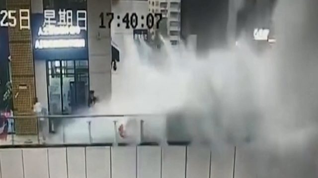 Çöken AVM çatısındaki su, genç kızı metrelerce öteye sürükledi
