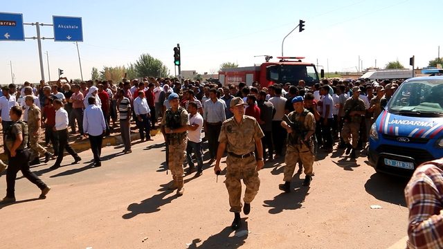 Yol kapatıp, pamuk fiyatının açıklanmasını istediler