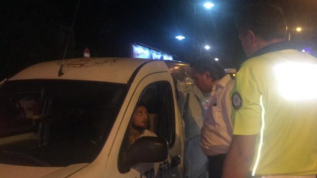 Kavşakta ters yöne giren sürücü emniyet müdürüne yakalandı