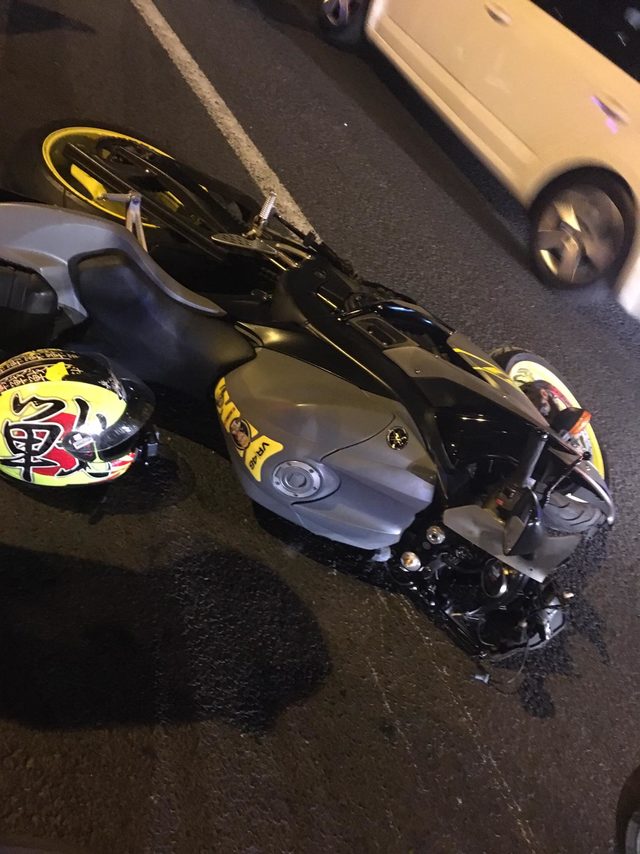 Motosikletten fırlayıp düştüğü otomobil üzerinde metrelerce ilerledi