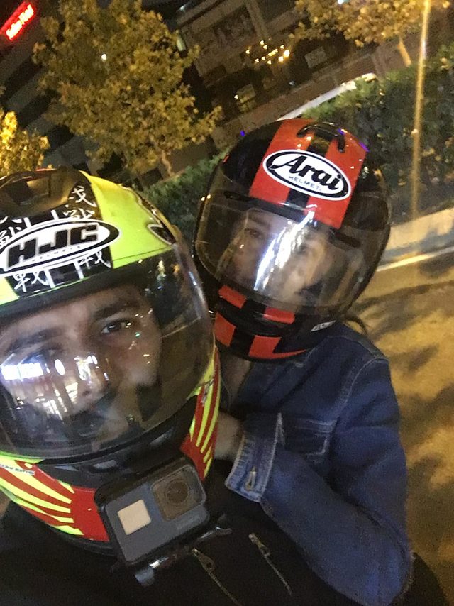 Motosikletten fırlayıp düştüğü otomobil üzerinde metrelerce ilerledi