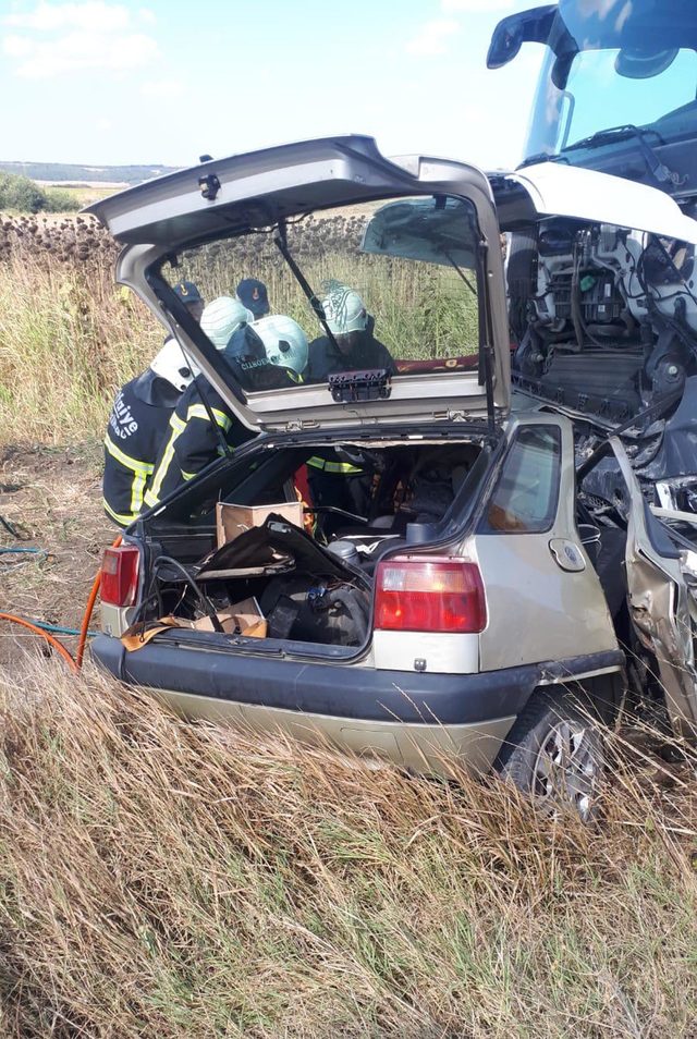 Hafriyat kamyonuyla çarpışan otomobilin sürücüsü öldü