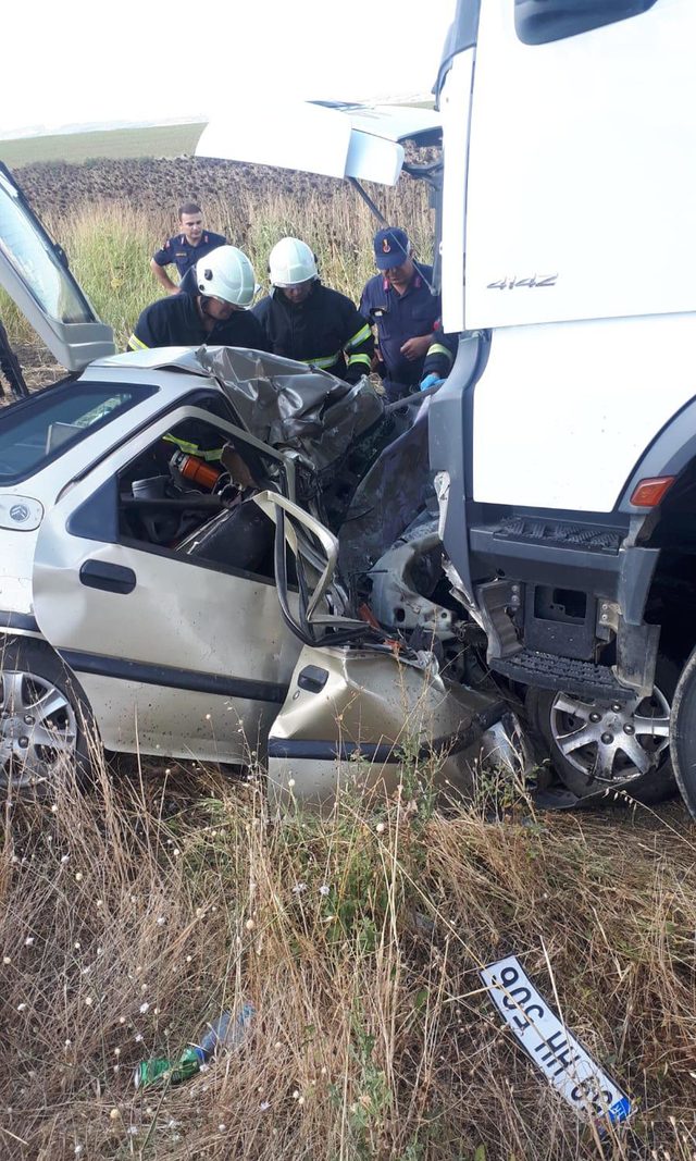 Hafriyat kamyonuyla çarpışan otomobilin sürücüsü öldü