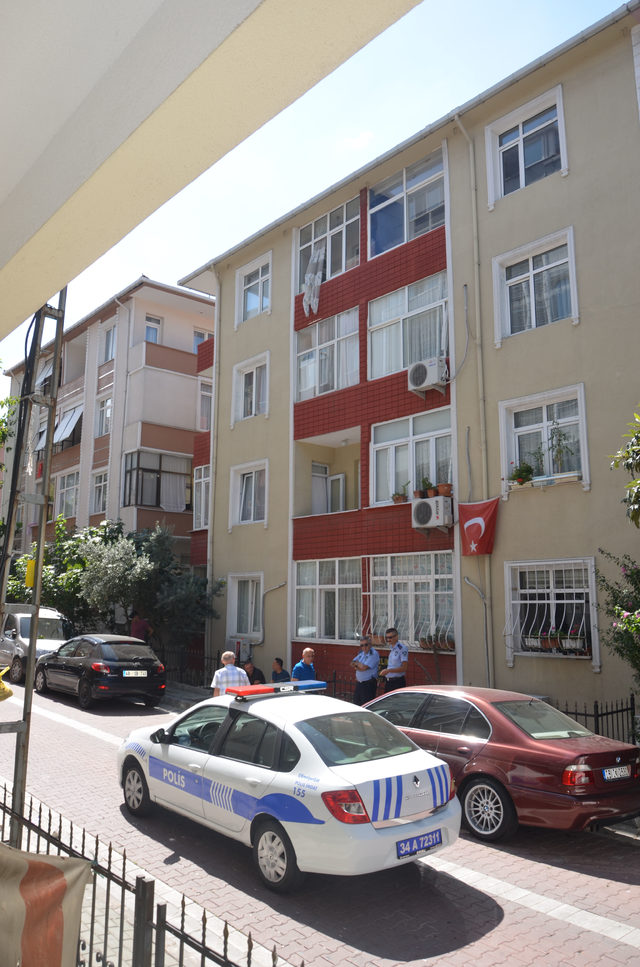 Avcılar'da kolonlarında çatlaklar olan binada oturmaya devam ediyorlar