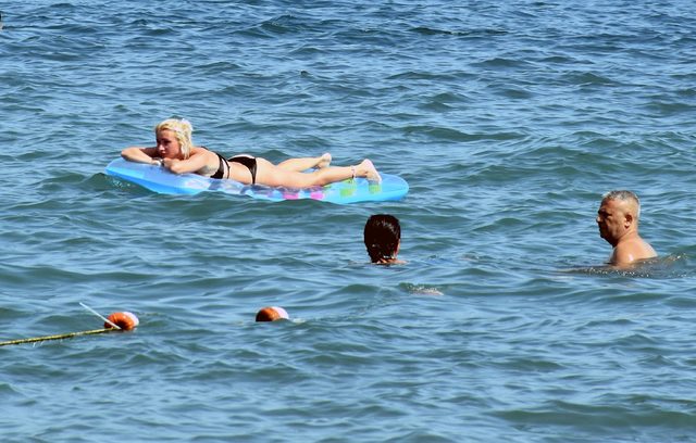 Marmaris'te sıcaktan bunalanlar plajları doldurdu