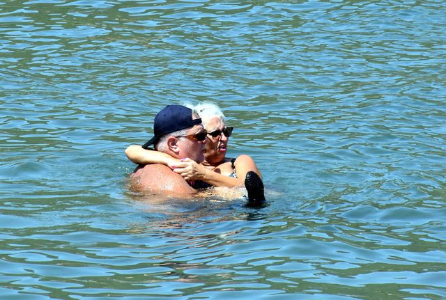 Marmaris'te sıcaktan bunalanlar plajları doldurdu