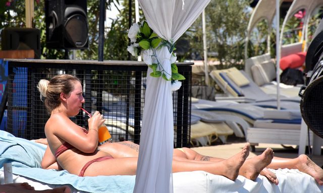 Marmaris'te sıcaktan bunalanlar plajları doldurdu