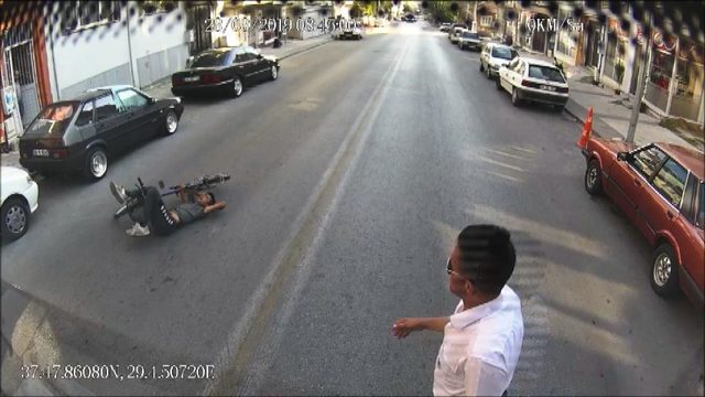Otobüsü durdurup, yaralının yardımına koştu