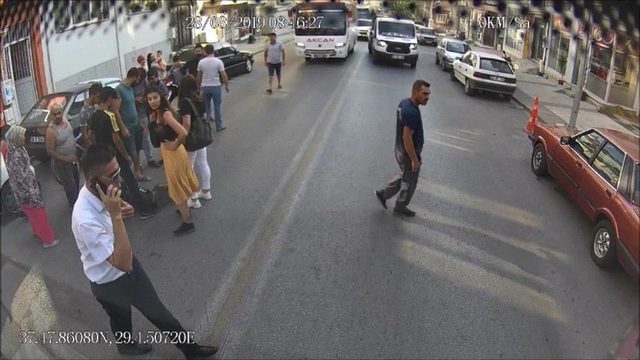 Otobüsü durdurup, yaralının yardımına koştu