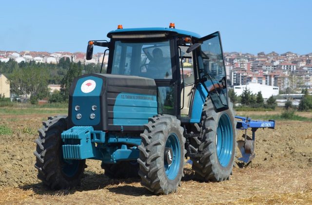 Türkiye’nin ilk yerli ve milli elektrikli traktörü tarlada