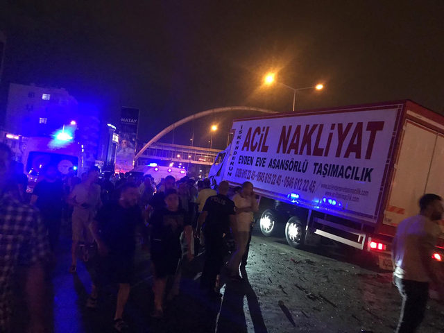 Freni patlayan kamyon, ışıkta bekleyen 11 aracı biçti: 12 yaralı