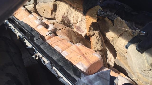 Otomobilin koltuk döşemelerinde 71 kilo eroin ele geçirildi