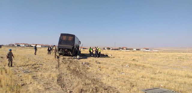 Kayıtsız göçmenleri taşıyan otobüs kaza yaptı