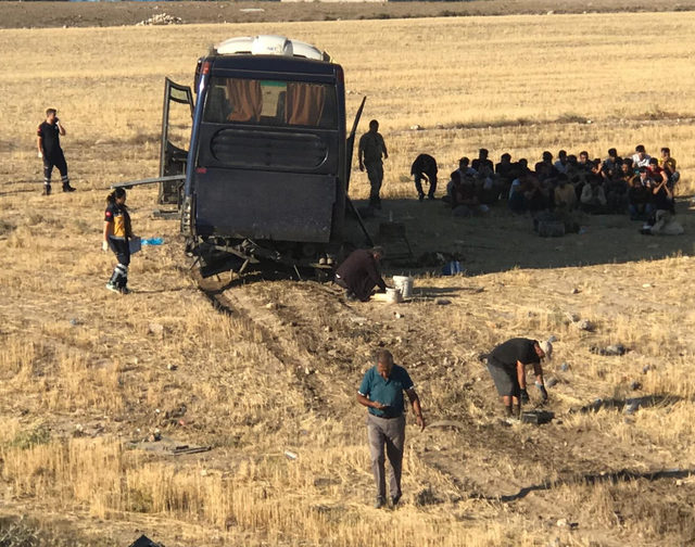 Kayıtsız göçmenleri taşıyan otobüs kaza yaptı