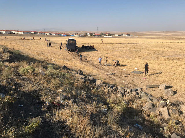 Kayıtsız göçmenleri taşıyan otobüs kaza yaptı