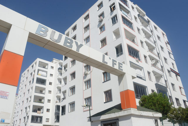 Eski eşinin başına çaydanlıkla vurdu, oğlunu dövdü