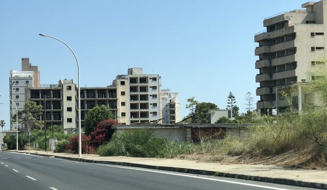 KKTC’de tarihi gün: Gazeteciler 45 yıldır kapalı olan Maraş’a girdi