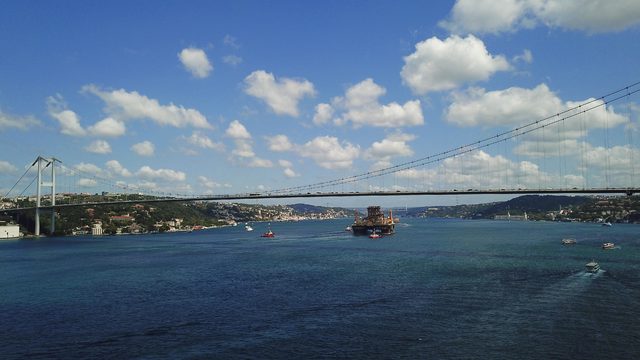Dev petrol arama platformu 15 Temmuz Şehitler Köprüsü altından geçti