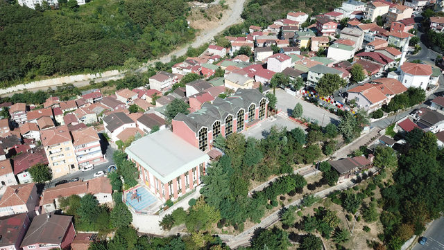 (Havadan fotoğraflarla) Sarıyer'de kapatılma kararı alınan okula velilerden tepki