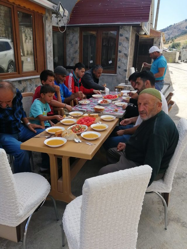 Kazazede baba-oğlun yardımına köylüler koştu
