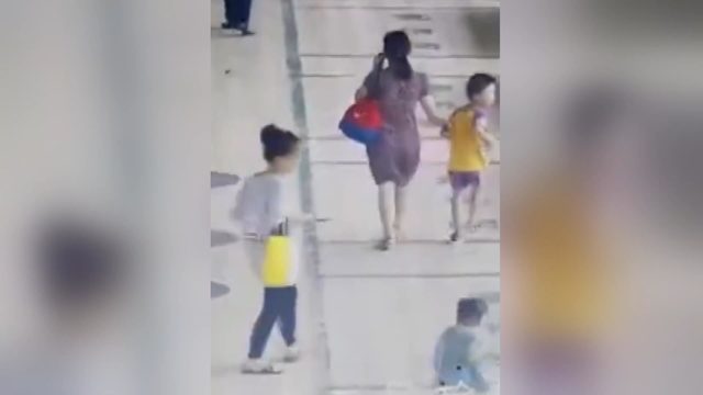 Küçük kız, otobüs altında kalmaktan ramakla kurtuldu