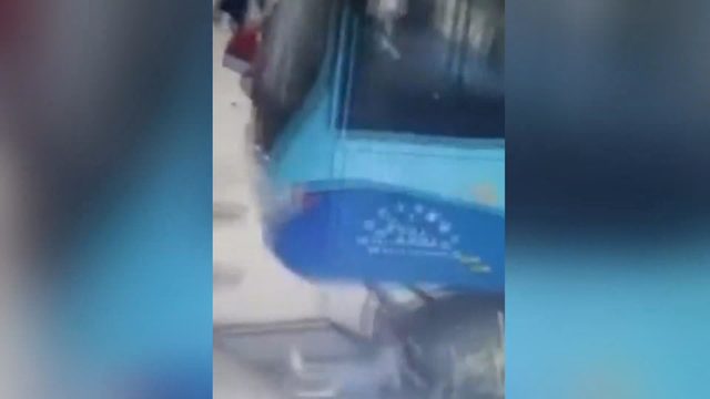 Küçük kız, otobüs altında kalmaktan ramakla kurtuldu