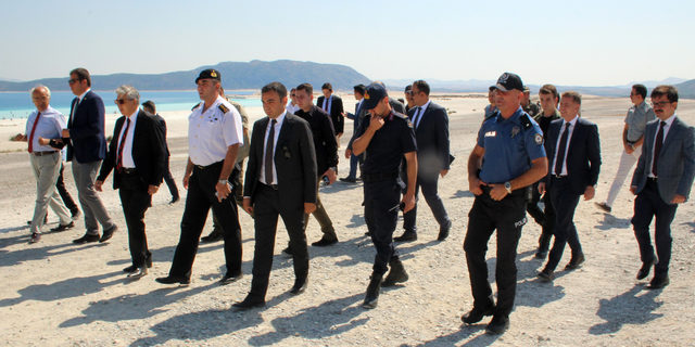 Salda Gölü çevresinde hükümlülerden temizlik