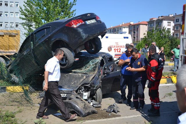 Otomobil, çarptığı otomobilin üzerinde kaldı: 10 yaralı
