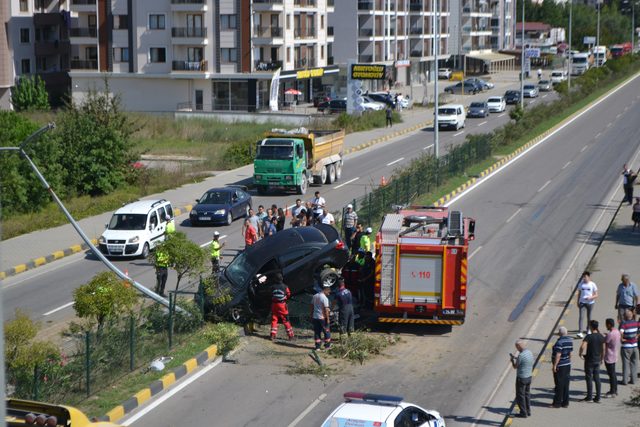 Otomobil, çarptığı otomobilin üzerinde kaldı: 10 yaralı